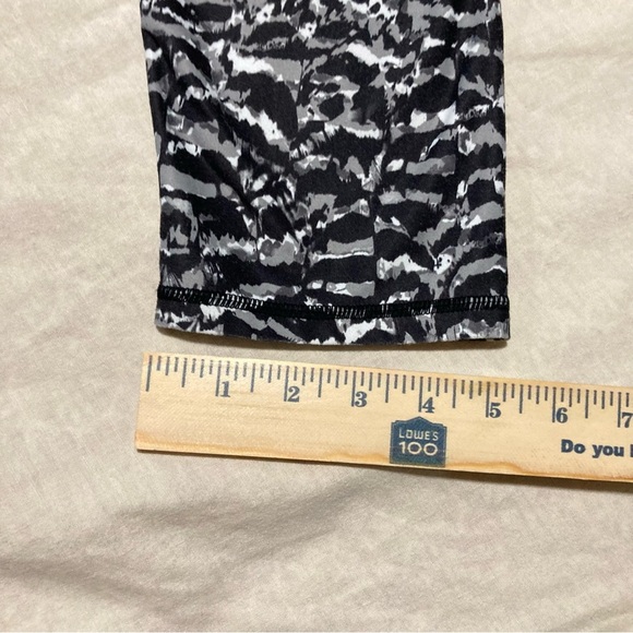 Fabletics Black and White Abstract Leggings - Picture 5 of 8